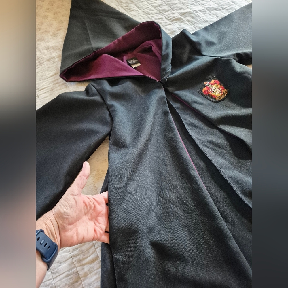 Gryffindor Youth Wizard Robe - Picture 8 of 11